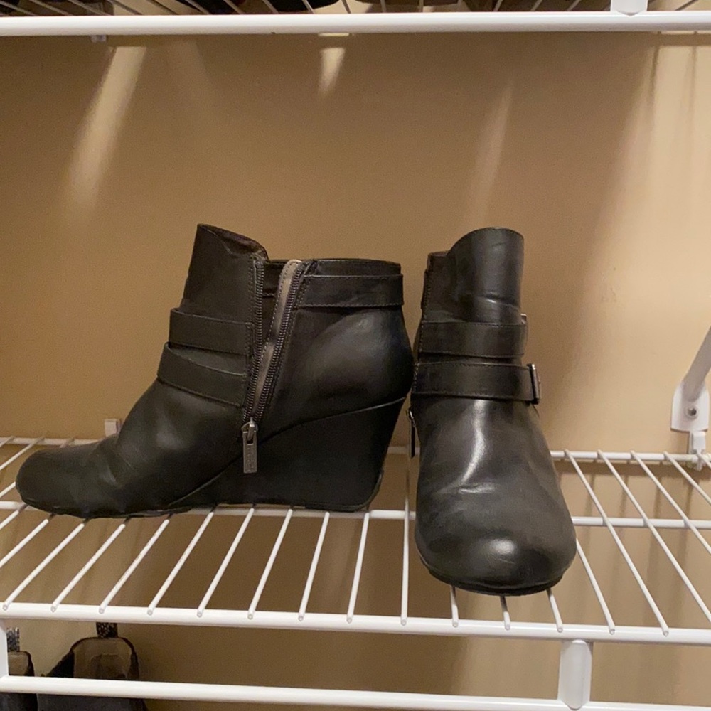 Kenneth Cole size 10 black wedge boots